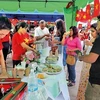 Khách hàng thưởng thức ẩm thực Việt Nam. (Ảnh: TTXVN phát)