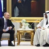 Tổng thống UAE Sheikh Mohamed bin Zayed Al Nahyan (phải) và Tổng thống Nga Vladimir Putin tại cuộc gặp ở Abu Dhabi ngày 6/12/2023. (Ảnh: AFP/TTXVN)