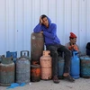 Người dân xếp hàng chờ đổ đầy các bình ga tại Rafah, Dải Gaza, ngày 24/11/2023. (Ảnh: THX/TTXVN)