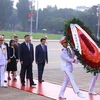 Tổng Bí thư, Chủ tịch nước Trung Quốc Tập Cận Bình cùng Đoàn Đại biểu Cấp cao Trung Quốc đến đặt vòng hoa và vào Lăng viếng Chủ tịch Hồ Chí Minh. (Ảnh: Văn Điệp/TTXVN)