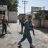 Lực lượng an ninh gác bên ngoài trụ sở Phái bộ của Liên hợp quốc tại Afghanistan (UNAMA), ở Guzara, tỉnh Herat, Afghanistan, ngày 31/7/2021. (Ảnh: AFP/TTXVN)