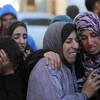 Nỗi đau của người thân các nạn nhân thiệt mạng trong cuộc không kích của Israel xuống Dải Gaza, ngày 11/12/2023. (Ảnh: THX/TTXVN)