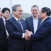 Đại sứ Nhật Bản tại Việt Nam Yamada tiễn Thủ tướng Phạm Minh Chính tại Sân bay Quốc tế Nội Bài. (Ảnh: Dương Giang/TTXVN)
