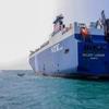 Tàu chở hàng Galaxy Leader (phải), bị lực lượng Houthi bắt giữ hai ngày trước, về tới cảng tỉnh Hodeida, ngoài khơi Biển Đỏ. (Ảnh: AFP/TTXVN)