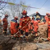 Nhân viên cứu hộ làm nhiệm vụ tại hiện trường động đất ở thành phố Hải Đông, tỉnh Thanh Hải, Trung Quốc ngày 19/12/2023. (Ảnh: THX/TTXVN)