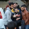 Lực lượng cứu hộ chuyển người bị thương sau vụ tấn công của Israel xuống thành phố Deir el-Balah, miền Trung Dải Gaza ngày 19/12/2023. (Ảnh: THX/TTXVN)