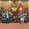 Ông Hứa Chính Vũ, Cục trưởng Cục Dịch vụ Tài chính và Kho bạc Hong Kong (bên trái) gặp Thứ trưởng Bộ Công Thương Phan Thị Thắng trong chuyến thăm Việt Nam từ ngày 13-15/12. (Ảnh: TTXVN phát)