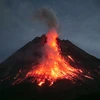 Dung nham phun trào từ núi lửa Merapi ở Magelang, Indonesia, ngày 23/5/2023. (Ảnh: AFP/TTXVN)