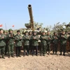 Thủ tướng Phạm Minh Chính thăm, động viên các đơn vị tham gia diễn tập. (Ảnh: Dương Giang/TTXVN)
