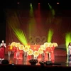 Tiết mục hát múa "Việt Nam ngàn năm gấm hoa" tại chương trình. (Ảnh: Quang Vinh/TTXVN)