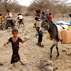 Trẻ em đi lấy nước sinh hoạt tại trại tị nạn ở làng Hays, tỉnh Hodeida (Yemen), nơi các em cùng cha mẹ lánh nạn tránh xung đột, ngày 22/8/2023. (Ảnh: AFP/TTXVN)