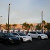 Các xe ôtô điện của Tesla tại trạm sạc ở California, Mỹ. (Ảnh: AFP/TTXVN)