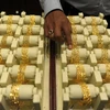 Vàng trang sức được bày bán tại tiệm kim hoàn ở Hyderabad, Ấn Độ. (Ảnh: AFP/TTXVN)