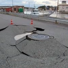Các vết nứt xuất hiện trên mặt đường sau động đất tại Kanazawa, tỉnh Ishikawa, Nhật Bản ngày 1/1/2024. (Ảnh: Kyodo/TTXVN)