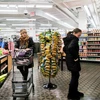 Người dân mua sắm tại một siêu thị ở Queens, New York, Mỹ. (Ảnh: THX/TTXVN)