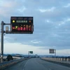 Một biển báo trên đường cao tốc thông tin cho các tài xế về trận động đất tại tỉnh Toyama, Nhật Bản ngày 1/1/2024. (Ảnh: THX/TTXVN)