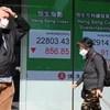 Bảng điện tử niêm yết chỉ số chứng khoán Hang Seng của Hong Kong. (Ảnh: AFP/TTXVN)