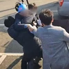 Cảnh sát khống chế đối tượng tấn công lãnh đạo đảng Dân chủ đối lập tại Hàn Quốc, ông Lee Jae-myung ở thành phố Busan, ngày 2/1/2024. (Ảnh: Yonhap/TTXVN)