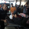 Nạn nhân bị thương do xung đột Gaza được chuyển tới bệnh viện ở Khan Younis ngày 5/1/2024. (Ảnh: THX/TTXVN)