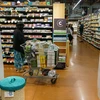Khách hàng mua sắm tại một siêu thị ở Atlanta, Georgia, Mỹ. (Ảnh: AFP/TTXVN)
