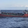 Tàu giải cứu người di cư ở ngoài khơi đảo Crete, Hy Lạp. (Ảnh: AFP/TTXVN)
