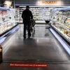 Người dân mua sắm tại siêu thị ở Duesseldorf, Đức. (AFP/TTXVN)