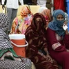 Bệnh nhân chờ khám bệnh tại một bệnh viện ở Port Sudan. (Ảnh: AFP/TTXVN)