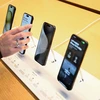 Điện thoại iPhone được bày bán tại một cửa hàng của Apple ở California, Mỹ ngày 22/9/2023. (Ảnh: AFP/TTXVN)