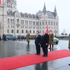 Hình ảnh Thủ tướng Hungary chủ trì Lễ đón Thủ tướng Phạm Minh Chính