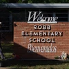 Cảnh sát tuần tra tại Trường tiểu học Robb, thành phố Uvalde, bang Texas, Mỹ sau vụ xả súng ngày 25/5/2022. (Ảnh: AFP/TTXVN)