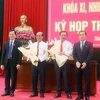 Lãnh đạo Hội đồng Nhân dân tỉnh Ninh Thuận tặng hoa chúc mừng Phó Chủ tịch Ủy ban Nhân dân tỉnh, Ủy viên Ủy ban Nhân dân tỉnh nhiệm kỳ 2021-2026. (Ảnh: Công Thử/TTXVN)