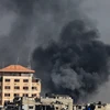 Khói bốc lên sau cuộc không kích của Israel xuống Dải Gaza ngày 21/1/2024. (Ảnh: THX/TTXVN)