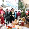 Các đại biểu tham quan, mua sắm tại gian hàng của các chi đoàn. (Ảnh: Minh Quyết/TTXVN)