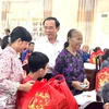Bí thư Thành ủy Thành phố Hồ Chí Minh Nguyễn Văn Nên tặng quà và hỏi thăm các hộ gia đình có hoàn cảnh khó khăn. (Nguồn: Báo Người Lao động)