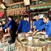 Đoàn viên, thanh niên chuẩn bị bữa cơm tất niên tại nhà Mẹ Việt Nam anh hùng Nguyễn Thị Nậy, xã Phong Bình, huyện Gio Linh. (Ảnh: Nguyên Linh/TTXVN)