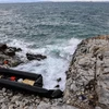 Chiếc thuyền cao su của người di cư dạt vào bờ biển Agios Georgios trên đảo Lesbos, Hy Lạp, ngày 10/1/2024. (Ảnh: AFP/TTXVN)