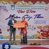 Đại sứ Việt Nam tại Lào Nguyễn Bá Hùng trao quà cho đại diện nhà trường. (Ảnh: Bá Thành/TTXVN)
