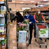 Người tiêu dùng mua sắm tại một siêu thị ở Milan, Italy. (Ảnh: AFP/TTXVN)