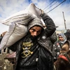 Người tị nạn Palestine nhận lương thực cứu trợ từ Cơ quan cứu trợ của Liên hợp quốc dành cho người tị nạn Palestine (UNRWA) ở Dải Gaza, ngày 28/1/2024. (Ảnh: AFP/TTXVN)