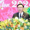 Chủ tịch Quốc hội Vương Đình Huệ chúc Tết cán bộ, chiến sỹ Công an tỉnh Nghệ An. (Ảnh: TTXVN phát)