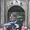 Du khách đội mưa trẩy hội chùa Hương