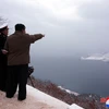 Nhà lãnh đạo Kim Jong-un (phải) ngày 28/1/2024 đã thị sát vụ phóng thử tên lửa hành trình chiến lược “Pulhwasal-3-31” từ tàu ngầm và dự án chế tạo tàu ngầm hạt nhân của Bình Nhưỡng. (Ảnh: Yonhap/TTXVN)