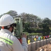 Các kỹ sư, công nhân làm việc tại dự án kênh Tham Lương-Bến Cát-rạch Nước Lên. (Ảnh: Tiến Lực/TTXVN)