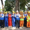 Các đại biểu ra quân thi công đầu năm Giáp Thìn 2024 dự án metro số 2. (Ảnh: Quang Châu/TTXVN)