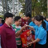 Bà Trần Thị Diệu Thúy, Chủ tịch Liên đoàn Lao động Thành phố Hồ Chí Minh, tăng quà cho công nhân lao động. (Ảnh: Thanh Vũ/TTXVN)