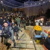 Lực lượng an ninh Israel tuần tra khi những người Palestine tập trung bên ngoài Cổng Damascus ở Thành cổ Jerusalem trước tháng lễ Ramadan, ngày 22/3/2023. (Ảnh: AFP/TTXVN) 