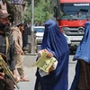 Nhân viên an ninh Taliban gác trên một đường phố ở Jalalabad, Afghanistan, ngày 30/4/2023. (Ảnh: AFP/TTXVN)