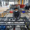 Công nhân làm việc tại một nhà máy ở Herten, Đức. (Ảnh: AFP/TTXVN)