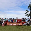 Các tay golf tham dự giải đấu “Tết Cup 2024” và tham gia sự kiện gây quỹ từ thiện. (Ảnh: Thanh Tú/TTXVN)