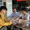 Người lao động tìm việc tại quầy tuyển dụng của Trung tâm Dịch vụ Việc làm Thành phố Hồ Chí Minh ở Bến xe An Sương. (Ảnh: Thanh Vũ-TTXVN)